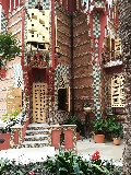 La facciata colorata della casa Vicens, la prima progettata da Gaudi