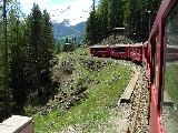 Trenino rosso Bernina Express durante la corsa in salita