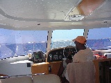 Interno del catamarano con il capitano al timone