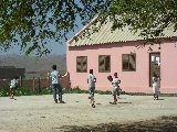 Ragazzi giocano davanti alla scuola