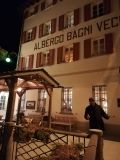 Facciata dell'albergo Bagni Vecchi di notte