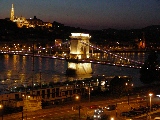 Vista notturna sul ponte e sul castello dall'albergo Sofitel