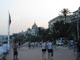 Il lungo mare di Nizza con il famoso hotel Negresco