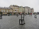 Sedie in piazza degli Eroi del Ghetto