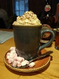 Una tazza di cioccolata calda in un bar