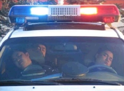 tre poliziotti dormono in un'auto volante