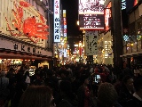 Una strada affollata di Osaka