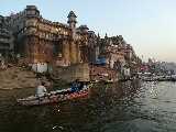 Varanasi - vista dalla barca sul Gange, il fiume sacro per gli induisti