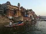 Varanasi - vista dalla barca sul Gange, il fiume sacro per gli induisti