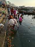 Lavaggio mattutino degli induisti nel fiume Gange