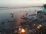 Pira funeraria sulla riva di Gange