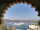 Vista sul lago e l'albergo Lake Palace