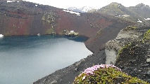 Ljòtipollur è un lago dentro un cratere di terra rossa