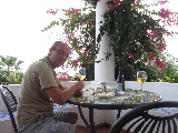 Pausa con un bicchiere di vino bianco sul terrazzo della Pedra Residence