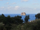 L'isoletta di Strombolicchio con il suo faro bianco