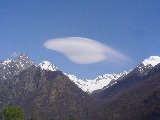 Una nuvola strana sopra le cime delle montagne