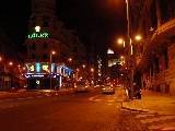Foto notturna di Gran Via, la via principale di Madrid
