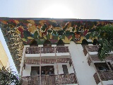 Una curiosa facciata di un edificio a Slipway, Dar es Salaam