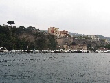 La città di sorrento vista dal mare