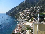 La grande spiaggia dio Positano era abbastanza piena