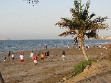 Una partita di calcio in spiaggia di Muscat, Oman