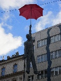 Scultura appesa in una via della Praga