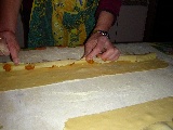 La fase di riempimento dei tortelli