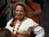 una bella ragazza sarda in un costume tradizionale algherese