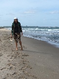 Sulla spiaggia di sabbia senza scarpe