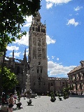 Giralda vista da una piazza