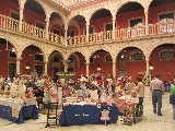 Mercatino in un edificio nella piazza di San Francesco