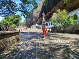 Davanti alle famose grotte di Dambulla