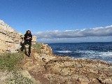 Un panorama con rocce, mare e nuvole