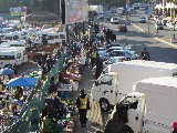 Una strada di Mbabane dove sui marciapiedi si vende tutto