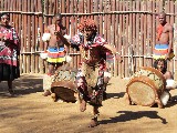 Stregone del villaggio si esibisce in una danza