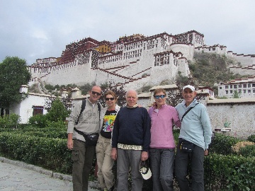 Il gruppo davanti al monastero di Potala, Lhasa, Tibet