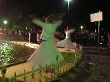 Dervisci ballano accanto ad una fontana
