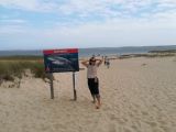 Spiaggia di Chatham che riporta l'avviso sul pericolo dei pescecani